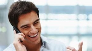 Relation client au téléphone, le sourire se détecte